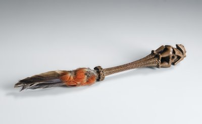Manico di scacciamosche, con impugnatura ottagonale dentellata terminante in una figura bifronte scolpita di un dio, Isole della Società, Tahiti da Polynesian
